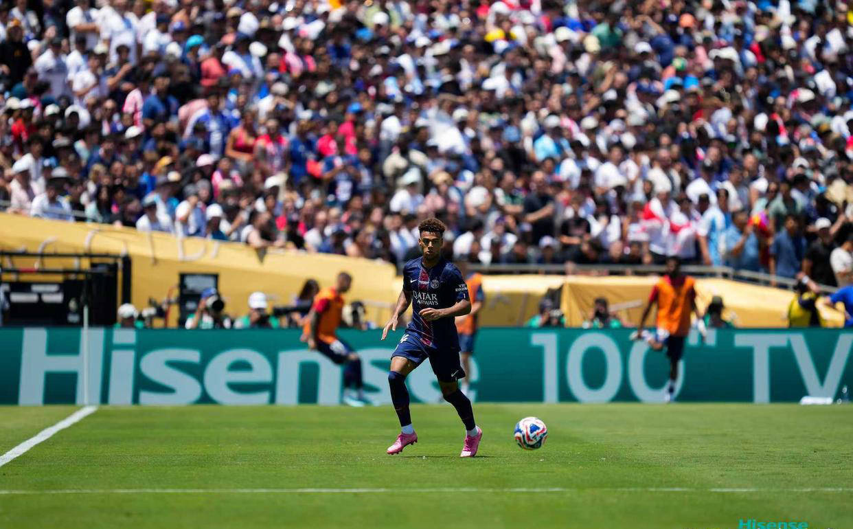 世俱杯惊现头号冷门！欧冠冠军巴黎圣日耳曼遭遇惨败，傲慢引发裁判争议